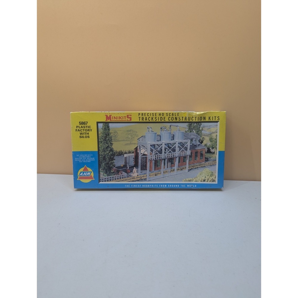 AHM MINIKITS HO scale kit # 5867 PLASTIC FACTORY WITH SILOS (sealed) Model